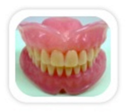 Prótese Total: São aparelhos removíveis em resina com dentes artificiais indicados para casos de ausências totais de dentes.